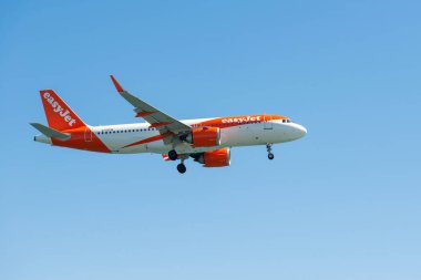 Larnaca, Kıbrıs - 10 Eylül 2022: EasyJet havayollarının Airbus A320-251N uçağı Glafcos Clerides havaalanına indi