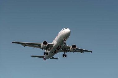Larnaca, Kıbrıs - 10 Eylül 2022: Avusturya Havayolları A320-214 sefer sayılı Airbus Glafcos Clerides havaalanına indi