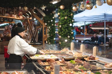 Budapeşte, Macaristan - 28 Aralık 2018: Vorosmarty Meydanı 'ndaki Noel panayırında geleneksel Macar yemekleriyle birlikte yiyecek standı