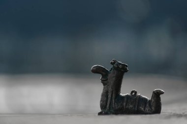 Budapeşte, Macaristan - 31 Aralık 2018: Fokukac solucanının minyatür heykeli, Macar çizgi film karakteri