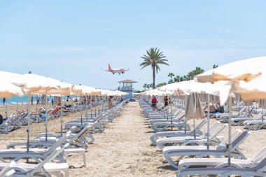 Larnaca, Kıbrıs - 16 Nisan 2022: Mackenzie sahili ve Easy Jet Airplane 'in manzarası