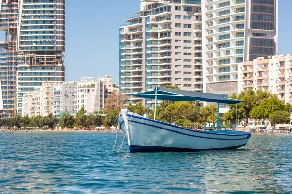 Antiguo Bote Pequeño Paisaje Urbano Limassol Chipre —  Fotos de Stock