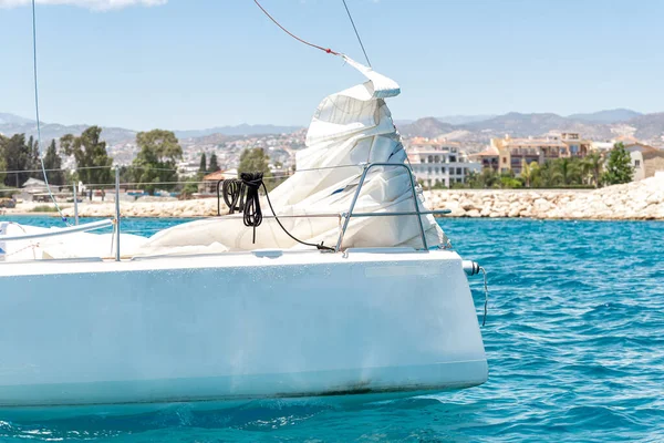 Seitliche Nahaufnahme Bug Einer Segeljacht — Stockfoto