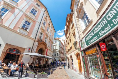 Prag, Çek Cumhuriyeti - 21 Mayıs 2017: Prag 'daki kafe ve restoranlarla dolu cadde