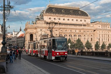 Prag, Çek Cumhuriyeti - 15 Mayıs 2019: Tiyatronun önündeki Lejyon Köprüsü Tramvayı