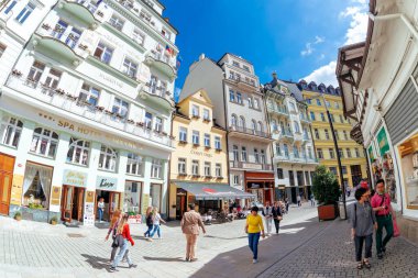 Karlovy Vary, Çek Cumhuriyeti - 21 Mayıs 2019: Eski Kasaba 'nın merkezindeki alışveriş caddesinin görüntüsü