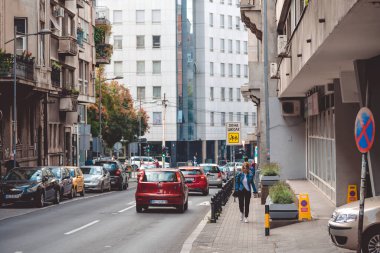 Belgrad, Sırbistan - 22 Eylül 2019: Yoğun şehir caddesi ve trafik sıkışıklığı