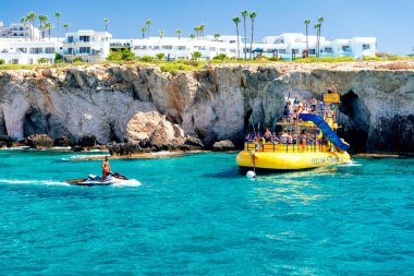 Ayia Napa, Kıbrıs - 28 Temmuz 2019: Akdeniz 'de turistlerle dolu tekneler