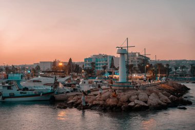Ayia Napa, Kıbrıs - 07 Temmuz 2022: Ayia Napa limanına demir atmış tekne ve gemiler
