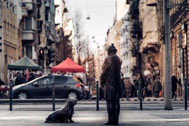 Budapeşte, Macaristan - 4 Ocak 2019: Dedektif Columbo bronz heykeli