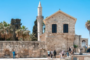 Larnaca, Kıbrıs - 16 Nisan 2022: Larnaka Kalesi önünde bir grup turist