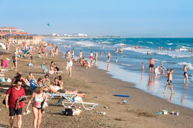Kourion, Kıbrıs - 22 Ağustos 2021: Ünlü Kourion (Agios Ermogenis) plajında dinlenen turist kalabalığı