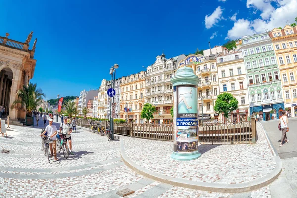 Karlovy Vary Csehország 2017 Május Turisták Sétálnak Óváros Utcáin — Stock Fotó