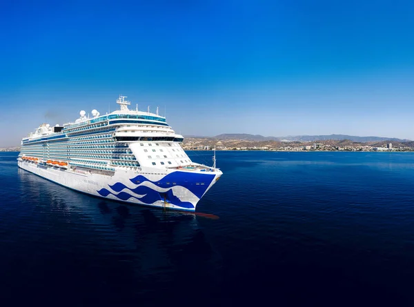 Limassol Ciprus Szeptember 2020 Sky Princess Sétahajó Horgonyzott Akrotiri Bay — Stock Fotó