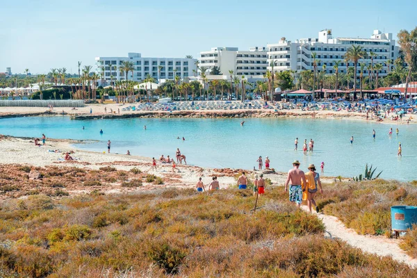 Ayia Napa Chipre Abril 2022 Turistas Famosa Praia Baía Nissi — Fotografia de Stock