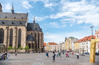 Plzen (Pilsen), Çek Cumhuriyeti - 05 Mayıs 2022: Eski kentin ana meydanındaki insanlar