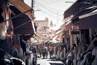 Lefkoşe, Kıbrıs - 24 Ekim 2022: Lefkoşe 'nin orta kesimindeki Selimiye camisine giden turistik bir sokak olan Arasta Caddesi' ndeki açık hava pazarından alışveriş yapan insanlar