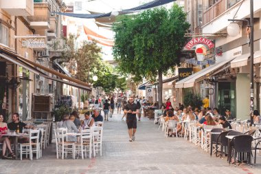 Lefkoşe, Kıbrıs - 24 Ekim 2022: Kıbrıs Rum Kesimi 'nin orta kesimindeki Ledra Caddesi' ndeki kafelerde güneşli bir günün tadını çıkaran insanlar.