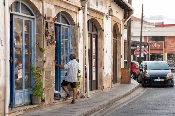 Λάρνακα Κύπρος Απριλίου 2022 Άντρας Εισέρχεται Παλαιοπωλείο Στην Παλιά Πόλη — Φωτογραφία Αρχείου