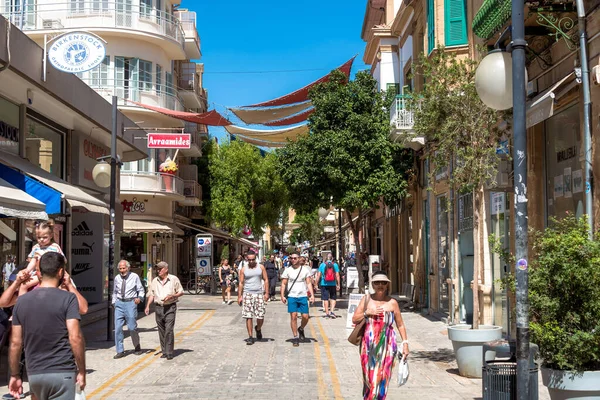 Nicosia Chipre Octubre 2022 Gente Caminando Por Calle Ledra Una —  Fotos de Stock