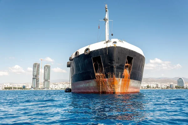 Buque Cisterna Productos Petrolíferos Bahía Akrotiri Con Horizonte Limassol Segundo —  Fotos de Stock