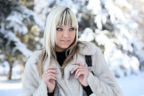 Ung flicka på vintern. — Stockfoto