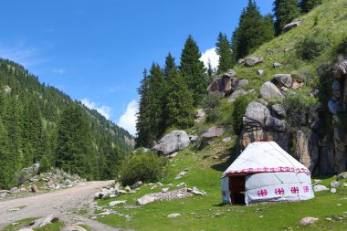 Yurta - yerleşime Nomads pitoresk dağlar içinde.
