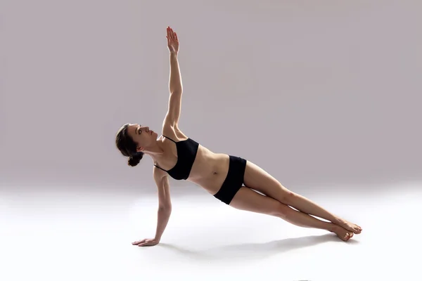 Mujer caucásica está practicando yoga  . — Foto de Stock