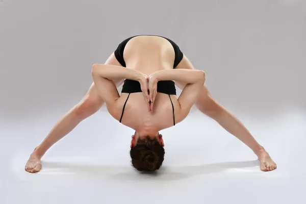 Mujer caucásica está practicando yoga  . — Foto de Stock