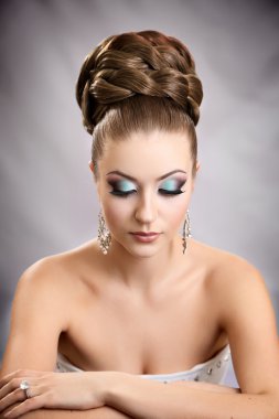 makyaj ve saç modeli ile kız