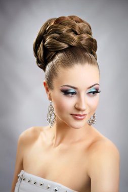 makyaj ve saç modeli ile kız