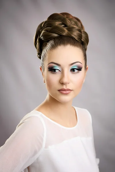 Dívka s účes a make-up — Stock fotografie