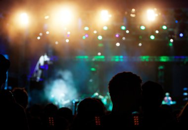 Konserde kalabalık