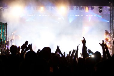 Konserde kalabalık