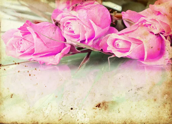 复古背景上的粉红玫瑰 — 图库照片