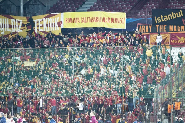 Fans de Galatasaray celebrando gol, en CFR Cliuj-Napoca vs Galatasaray istambul partido de fútbol —  Fotos de Stock