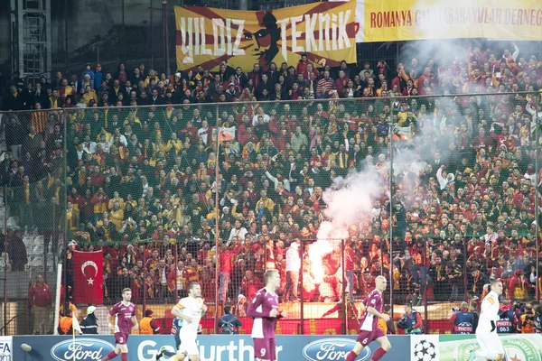 Fans de Galatasaray celebrando gol, en CFR Cliuj-Napoca vs Galatasaray istambul partido de fútbol —  Fotos de Stock