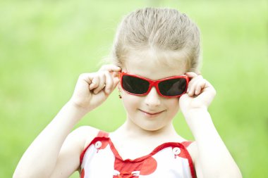 güzel sarışın kız parkta oynarken