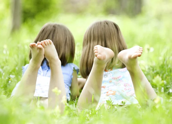 Ragazze che giocano nel parco estivo — Foto Stock