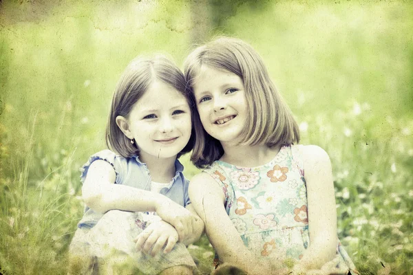 Les filles jouent dans le parc d'été — Photo