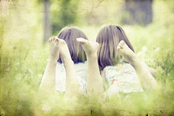 Chicas jugando en el parque de verano — Foto de Stock