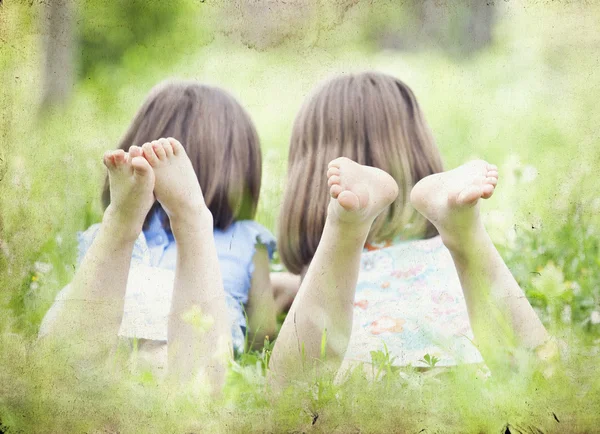 Meninas brincando no parque de verão — Fotografia de Stock