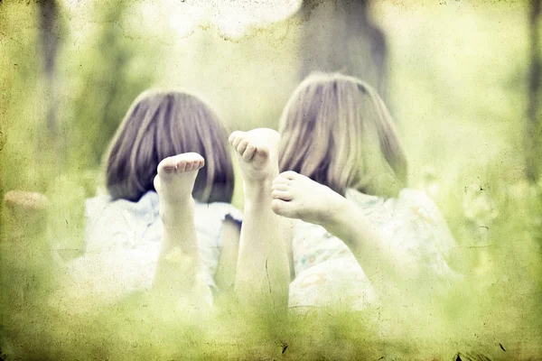 Chicas jugando en el parque de verano — Foto de Stock