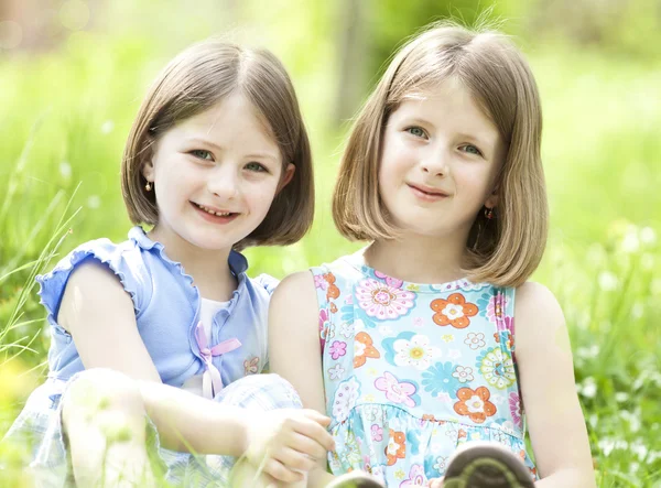 Mädchen spielen im Sommerpark — Stockfoto