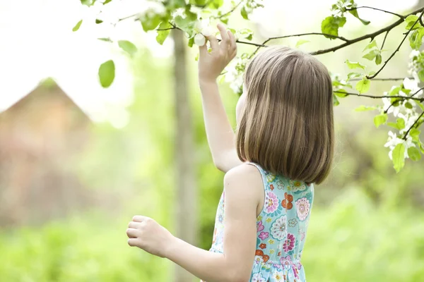 Belle fille blonde jouant dans le parc — Photo