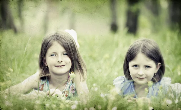 Девушки играют в летнем парке — стоковое фото
