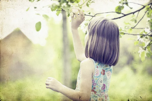 Menina loira bonita fora em um campo na primavera — Fotografia de Stock