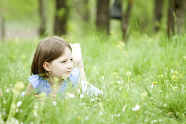 Belle fille blonde dehors dans un champ au printemps — Photo