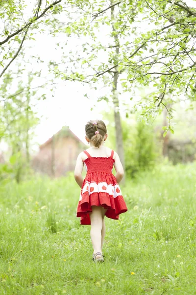 Hermosa chica rubia jugando en la colina — Foto de Stock