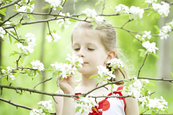 Beautiful blonde girl playing in the park — Stock Photo, Image